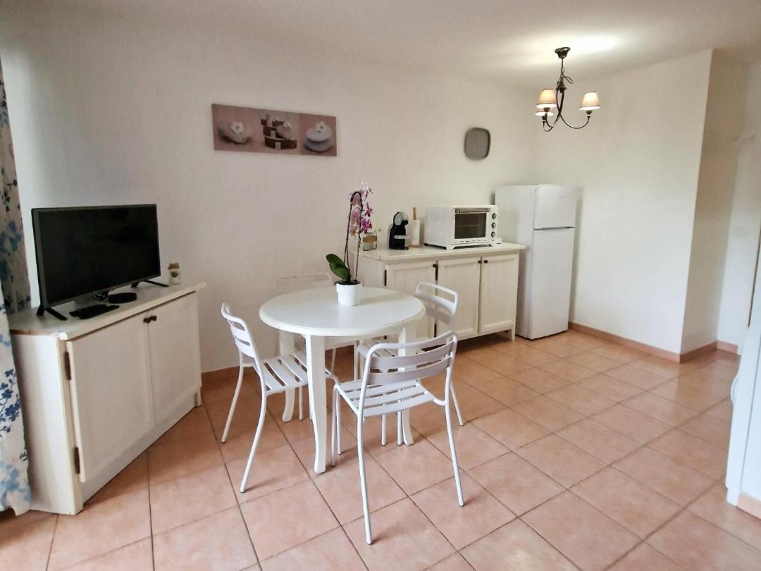 Appartement T2 - Bord De Mer - Piscine Six-Fours-les-Plages Exterior photo